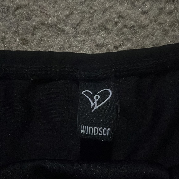 Windsor black V-neck off the shoulder top with flowy sleeves. Brand new,not worn - Picture 2 of 3